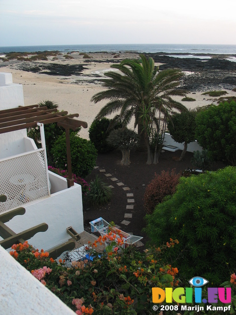 27616 Aparment garden and beach from roof top